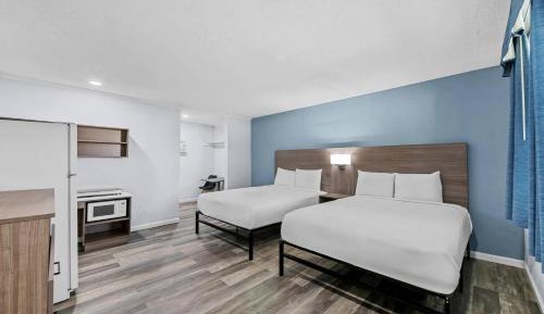 Efficiency Suite One King Two Queen Beds Nonsmoking