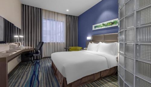 1 King Standard Atrium View (No Window)