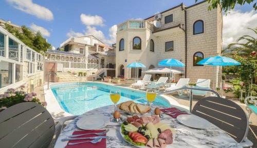One-Bedroom Apartment with Balcony