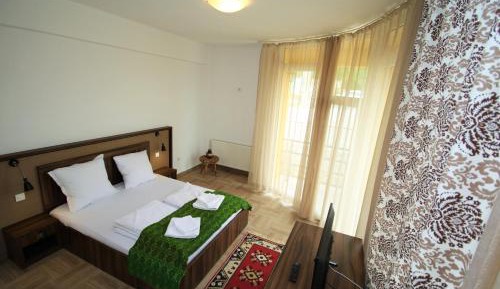 King Room with Balcony and Street view 