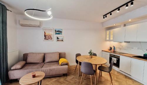 Deluxe One-Bedroom Apartment