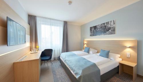 Quiet Standard King Room with Courtyard View