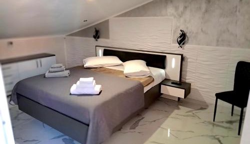 Deluxe Room (2 Adults + 1 Child)