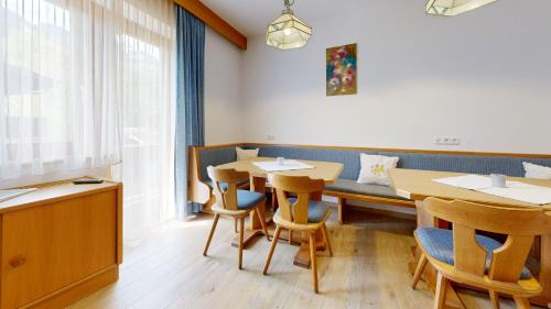 Four-Bedroom Apartment with Balcony 