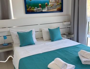 One-Bedroom Apartment with Sea View and Balcony