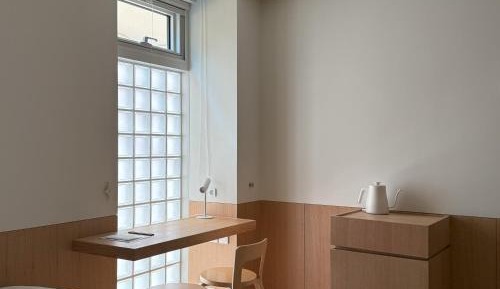 The air-conditioned apartment features 1 bedroom and 1 bathroom with a shower and a hairdryer. In the kitchen, guests will find a stovetop, kitchenware and a microwave. Featuring a terrace with sea views, this apartment also offers a coffee machine and a 