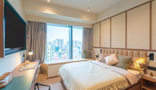 One-Bedroom Queen Suite with Sofa Bed