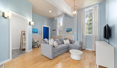 Deluxe Queen Suite