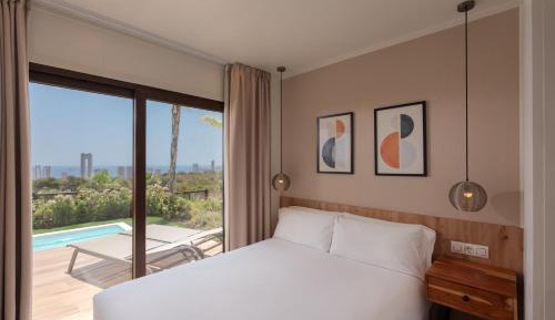 Three-Bedroom Comfort Villa with Balcony and Sea View