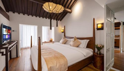 Two-Bedroom Suite with Two King Beds and Two Bathrooms