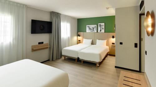 Standard Room - 1 Queen Bed 2 Single Beds