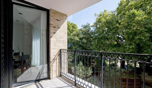Deluxe One-Bedroom Apartment