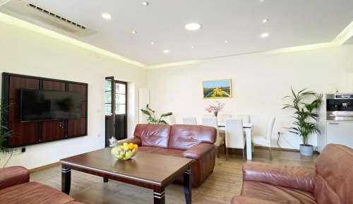 Four-Bedroom Apartment with Balcony 