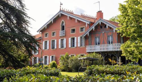 Deluxe Two-Bedroom Apartment with Garden View