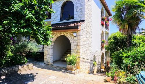 Apartment with Garden View
