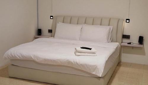 Deluxe Room (2 Adults + 1 Child)