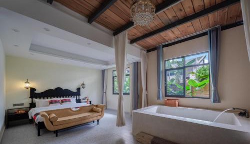 Deluxe Suite with Spa Bath