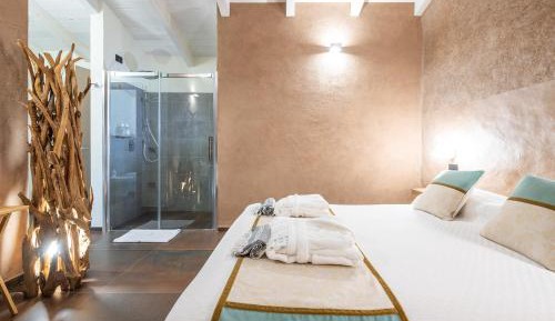 Deluxe Room (2 Adults + 1 Child)