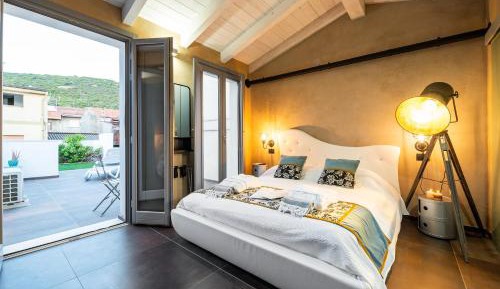 King Room with Roll-In Shower - Disability Access