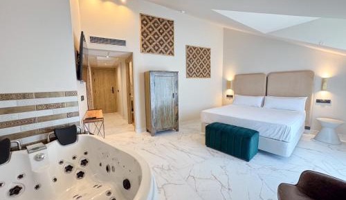 Deluxe Suite with Spa Bath