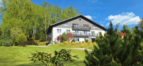 Apartment with Mountain View