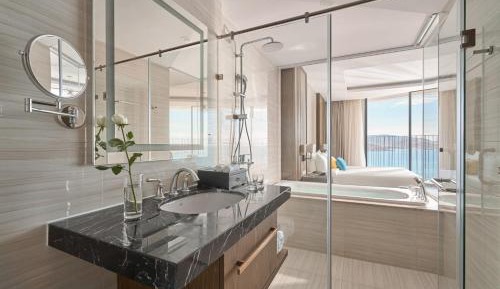 Queen Room with Spa Bath