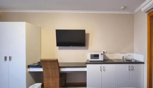 Deluxe Queen Room with Kitchenette