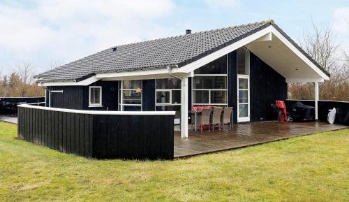 Three-Bedroom Holiday Home 