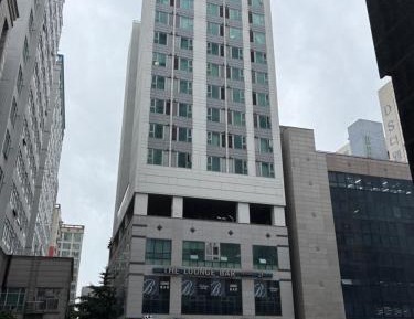 One-Bedroom Apartment with City View