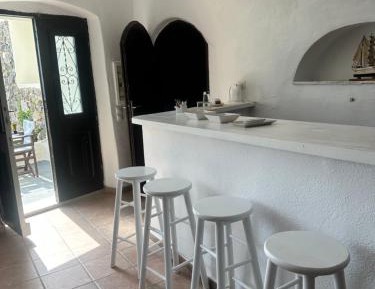 TRADITIONAL CAVE SUITE WITH CALDERA VIEW & SHARED POOL