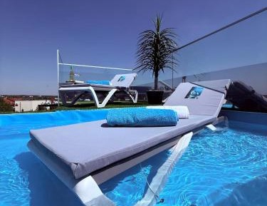 Apartment with Pool View 