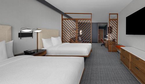 Executive Queen Room with Sofa Bed - Mobility Accessible with Tub