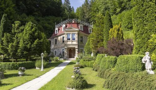 Villa with Garden View