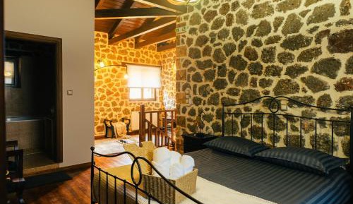 Deluxe Suite with Spa Bath