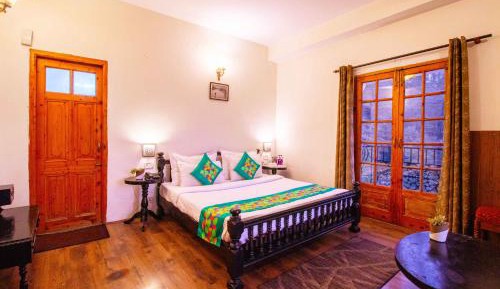 Deluxe Room with Balcony & Mountain View