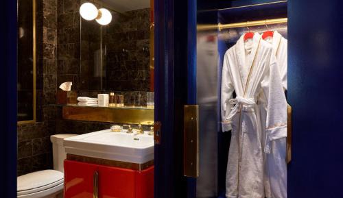 Corner Deluxe King Room