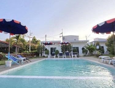 Queen Room with Pool View