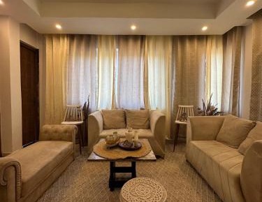 Apartment with Mountain View