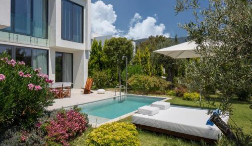One-Bedroom Suite with Private Pool and Garden View
