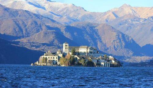 Two-Bedroom Apartment with Lake View