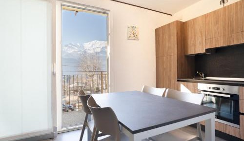 Apartment with Mountain View