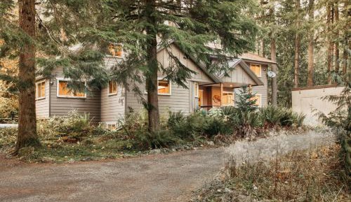 Twelve-Bedroom Cabin