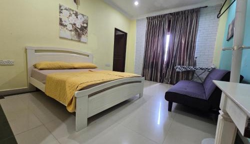 Five-Bedroom Deluxe Apartment