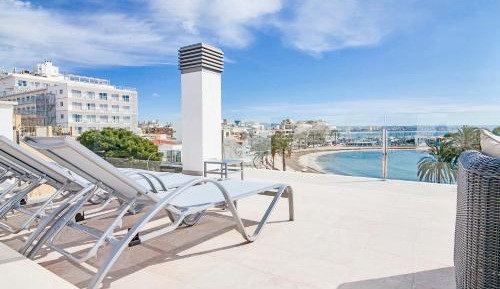 Two-Bedroom Apartment with Terrace and Sea View