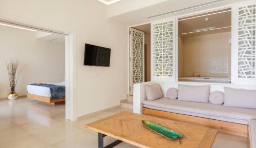 Anax  Suite with Private Pool
