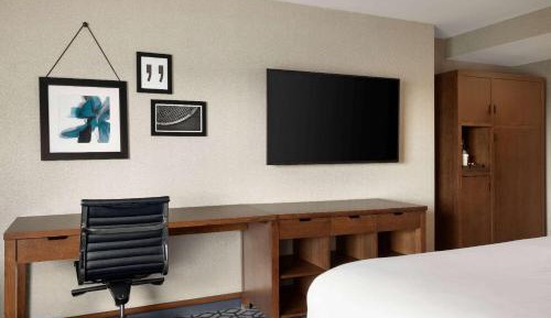 1 King Bed, City View (Upper Floor), Non-Smoking