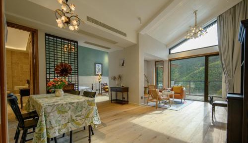 Suite with Mountain View
