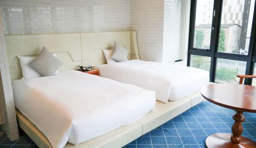 Corner Twin Room - Non-Smoking