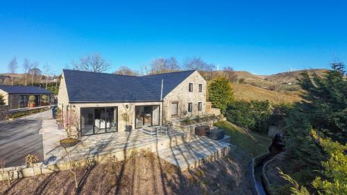 2 Bedroom Luxury Farmhouse with Hot Tub 