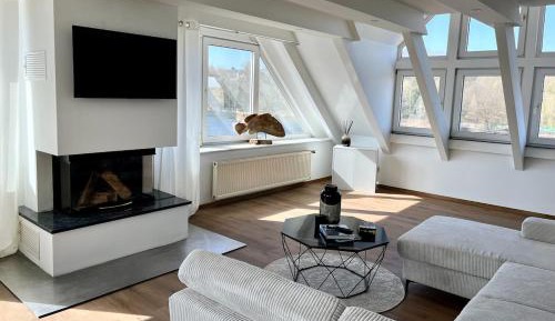 One-Bedroom Apartment with Lake View